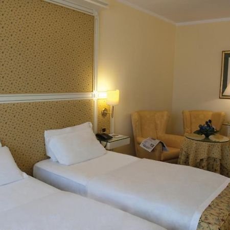 Hotel La Bussola Новара Экстерьер фото