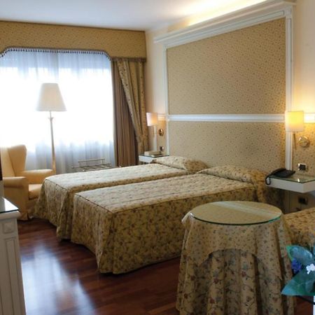 Hotel La Bussola Новара Экстерьер фото