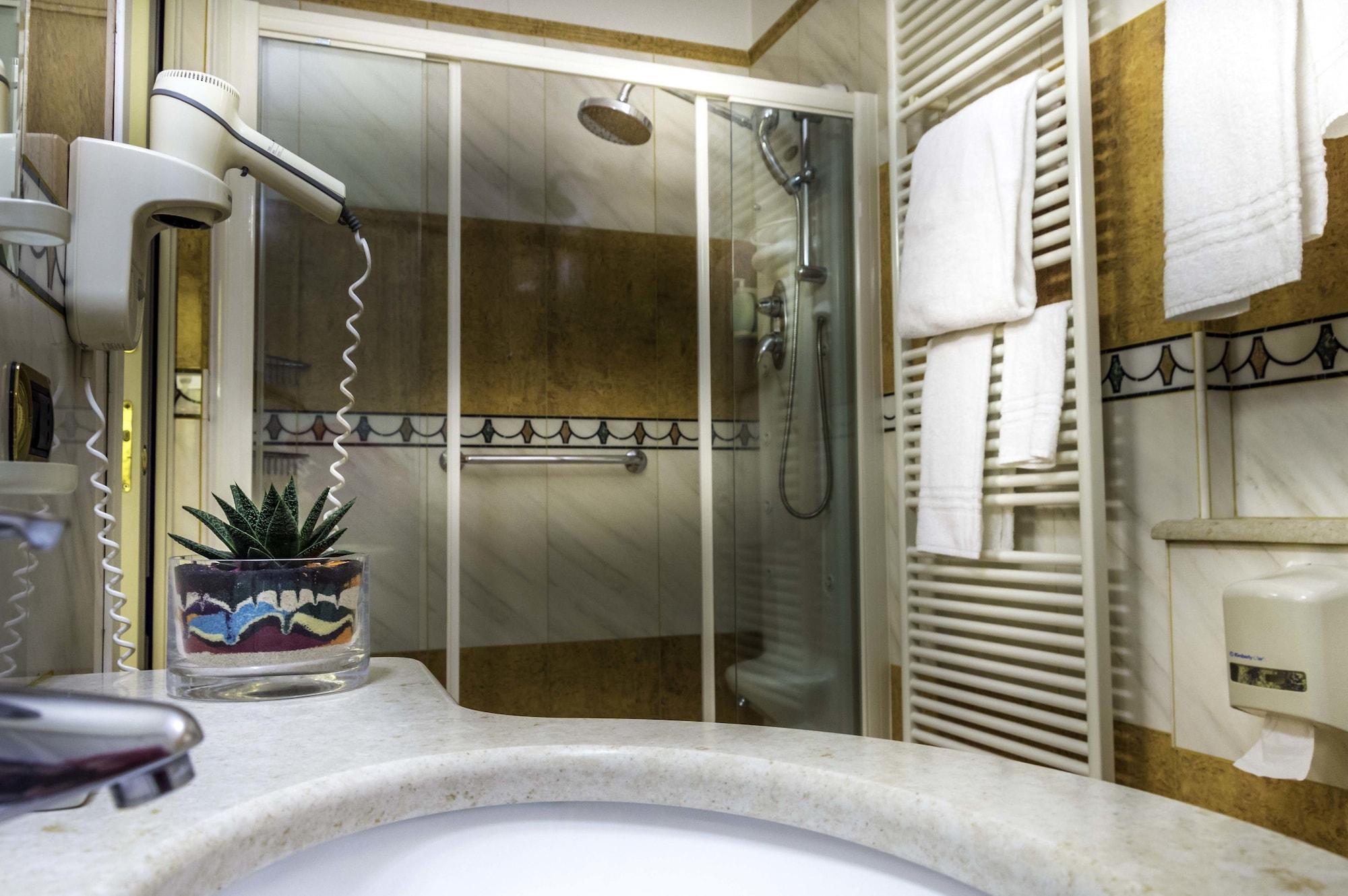 Hotel La Bussola Новара Экстерьер фото