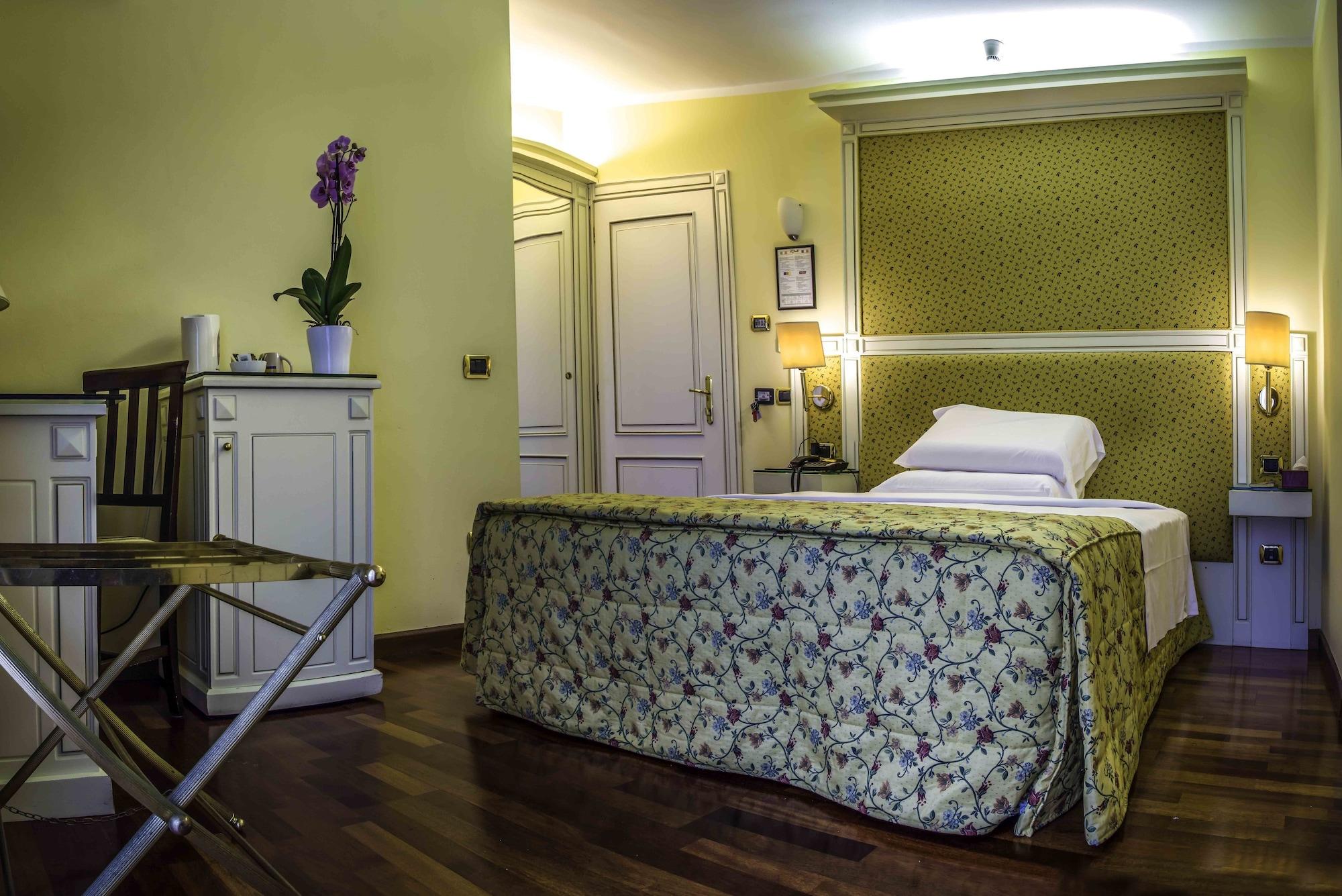 Hotel La Bussola Новара Экстерьер фото