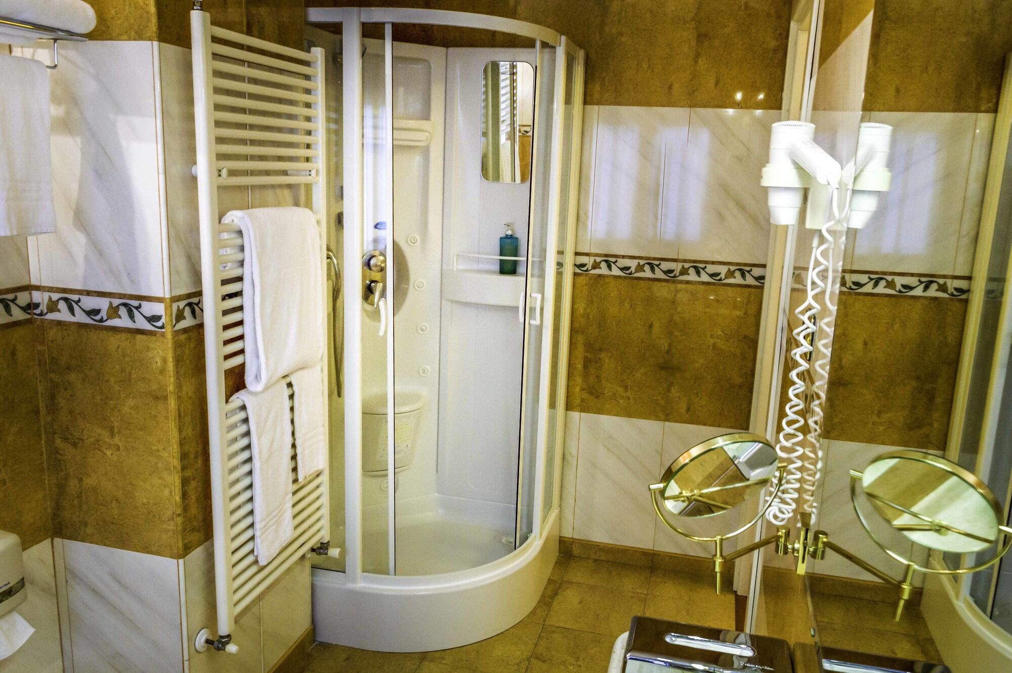 Hotel La Bussola Новара Экстерьер фото