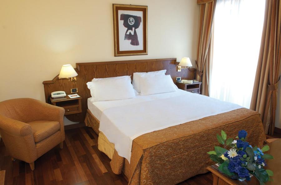 Hotel La Bussola Новара Экстерьер фото