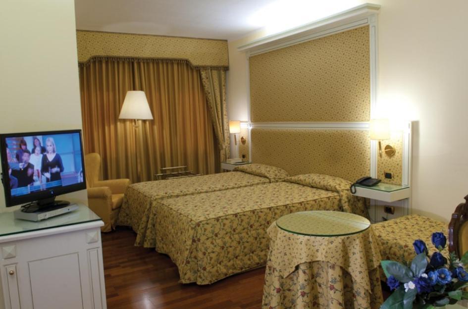 Hotel La Bussola Новара Экстерьер фото