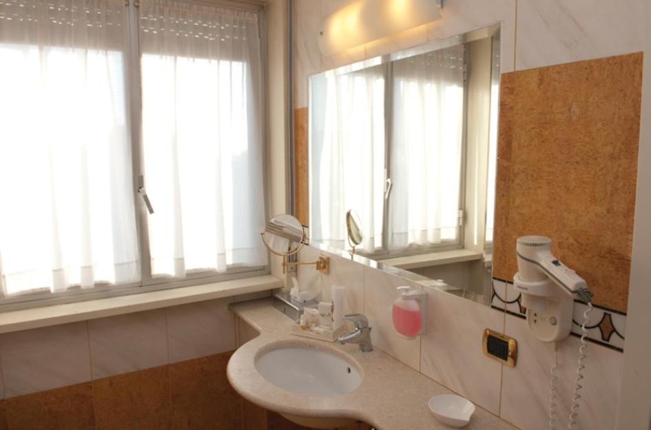 Hotel La Bussola Новара Экстерьер фото