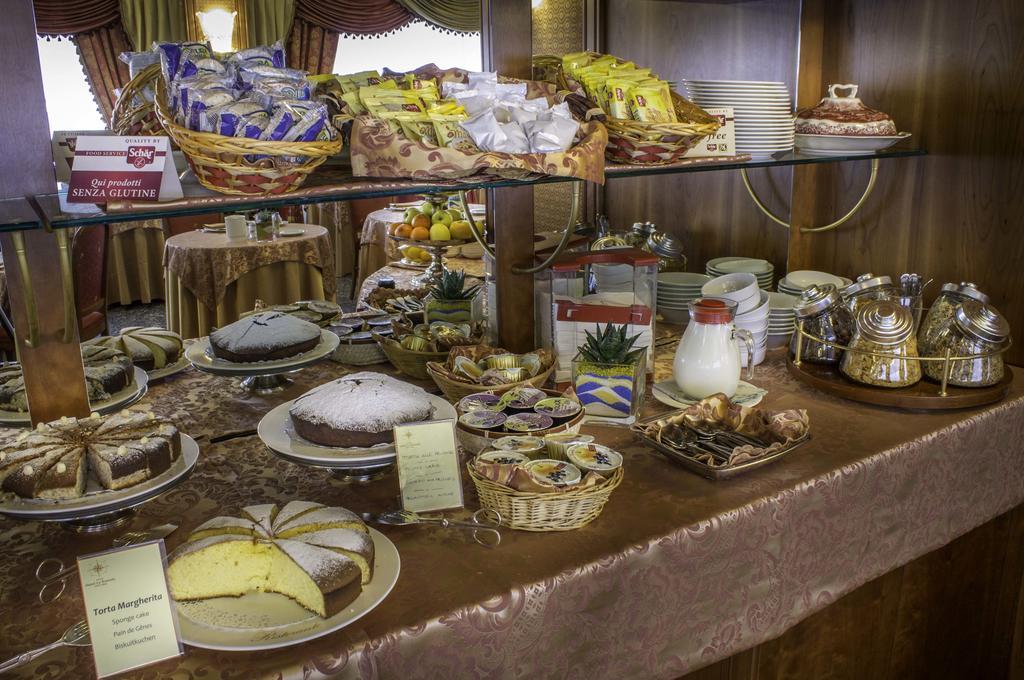 Hotel La Bussola Новара Экстерьер фото