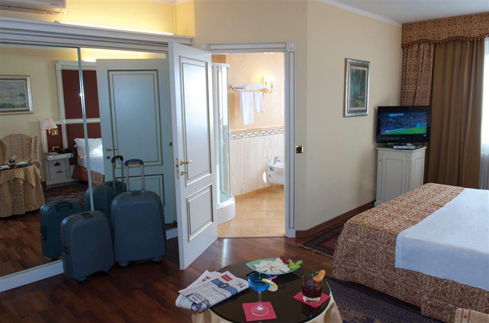 Hotel La Bussola Новара Экстерьер фото