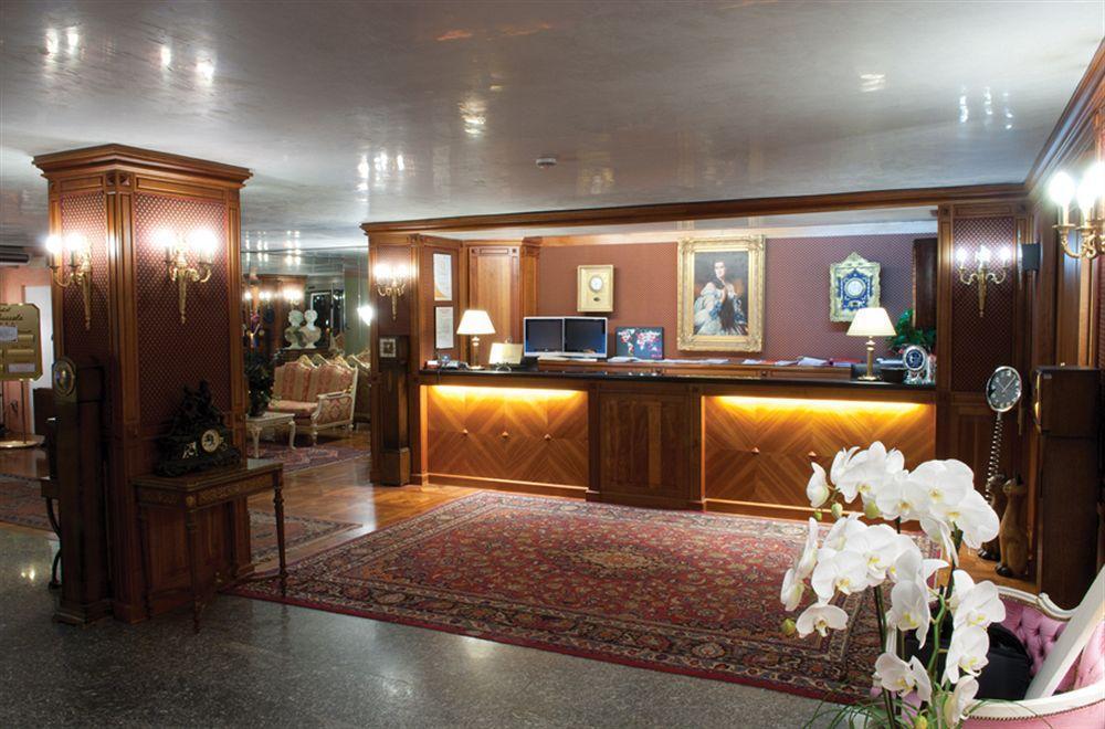 Hotel La Bussola Новара Экстерьер фото