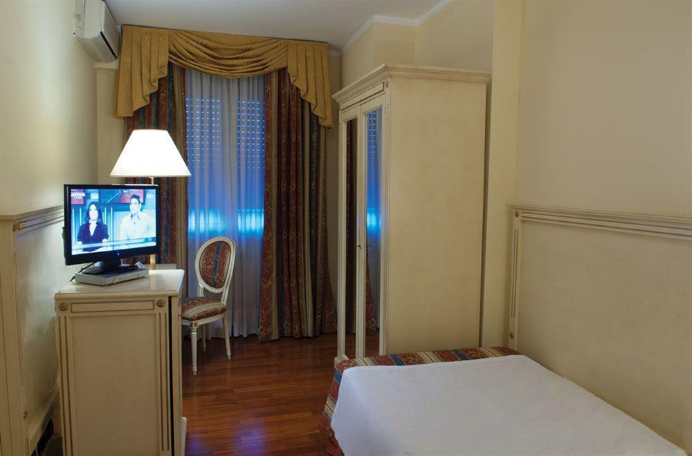 Hotel La Bussola Новара Экстерьер фото