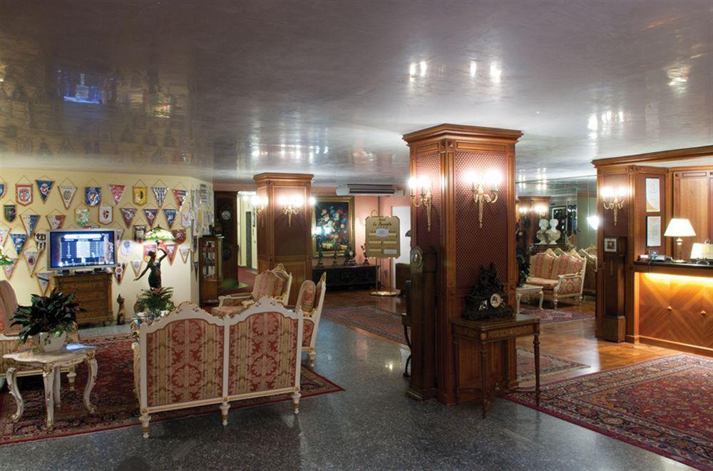 Hotel La Bussola Новара Экстерьер фото
